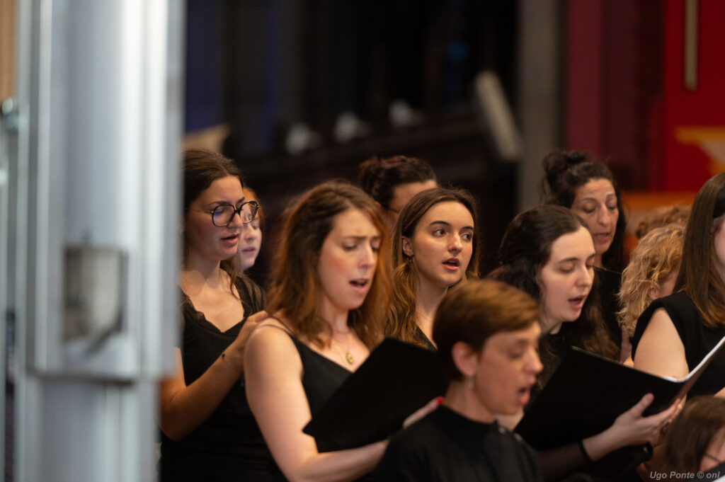 Les voix féminines du chœur pendant le Te Deum Les voix féminines du chœur, partitions en main, pendant le Te Deum