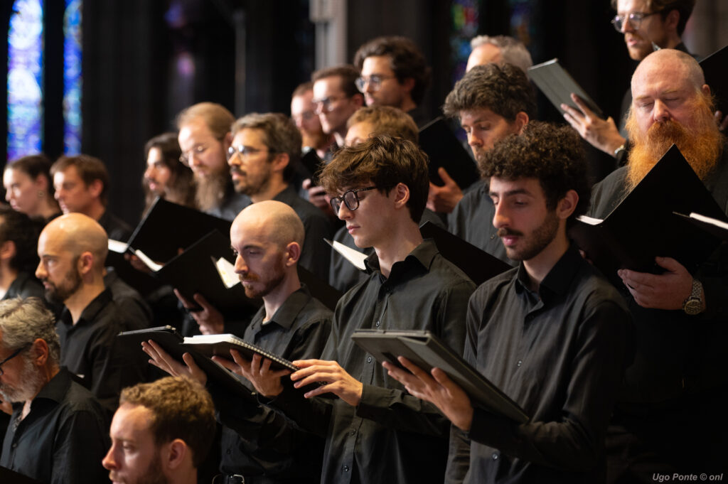 Les voix masculines du chœur pendant le Te Deum Les voix masculines du chœur, partitions en main, pendant le Te Deum