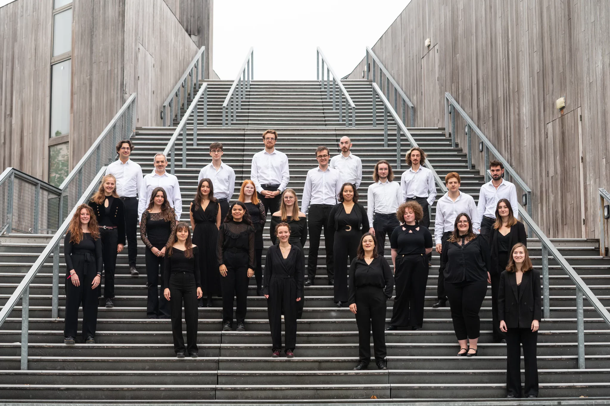 Le Choeur Ineffable en tenue de concert sur un grand escalier